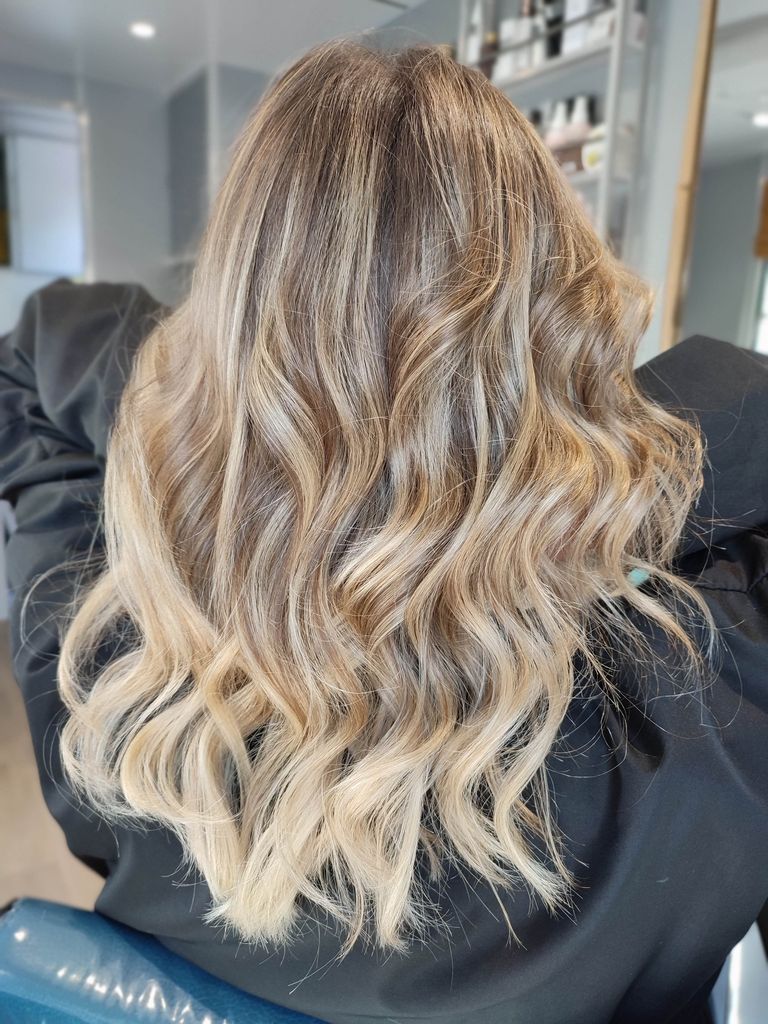 Balayage blond coiffage wavy