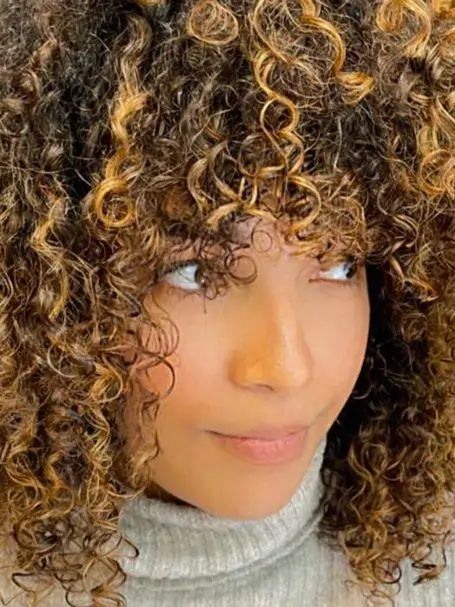 Femme cheveux bouclés frisés crépus - Coupe cheveux secs