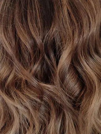 Femme cheveux wavy sur ombré hair